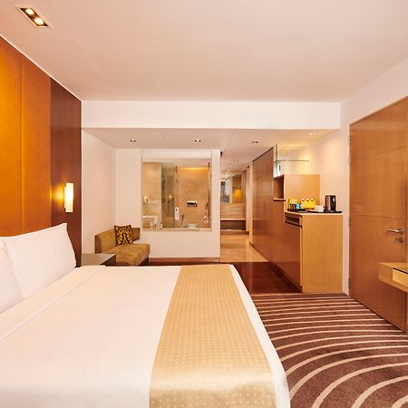 Holiday Inn Mumbai International Airport By Ihg Eksteriør billede A room at the hotel