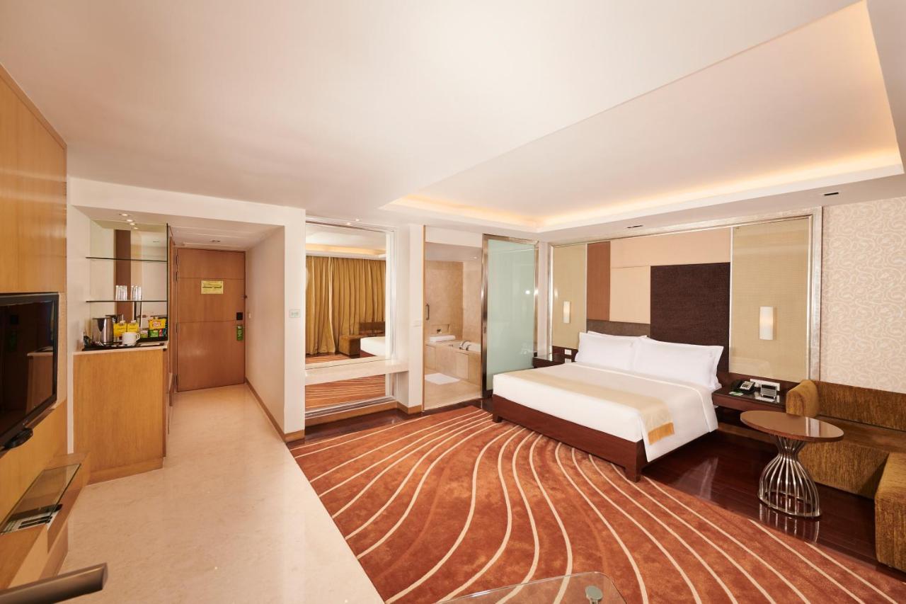 Holiday Inn Mumbai International Airport By Ihg Eksteriør billede Suite at the Taj Mahal Palace, Mumbai