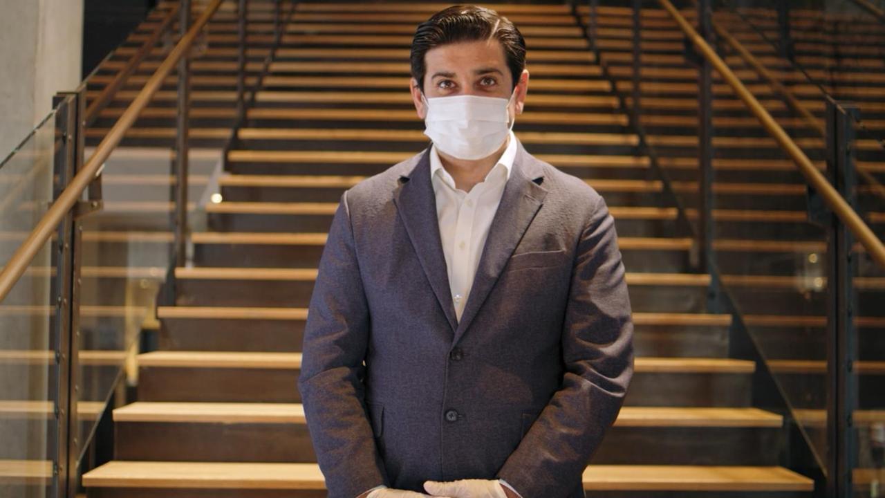 Holiday Inn Mumbai International Airport By Ihg Eksteriør billede A hotel employee wearing a face mask