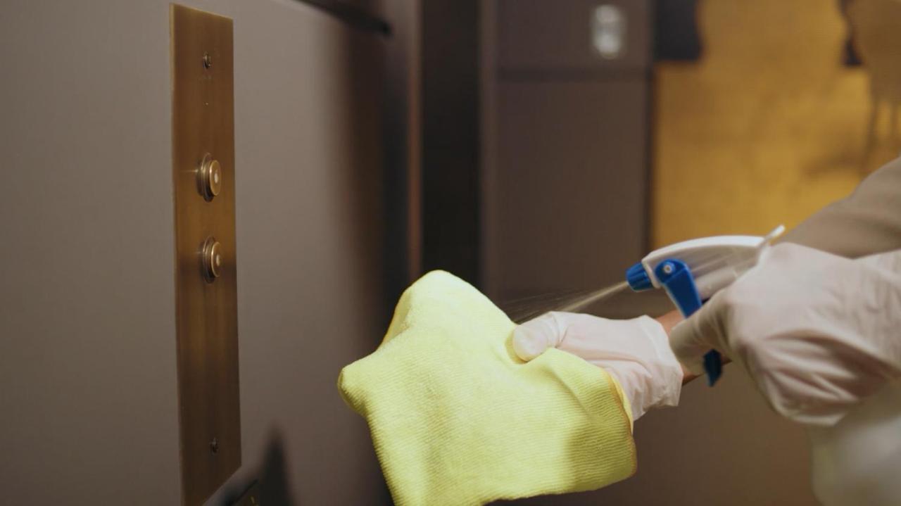 Holiday Inn Mumbai International Airport By Ihg Eksteriør billede Disinfection of elevator buttons