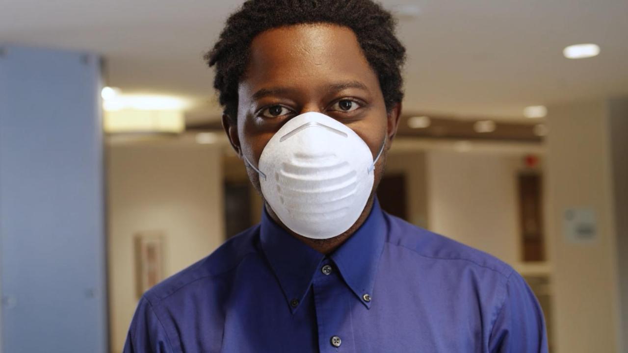 Holiday Inn Mumbai International Airport By Ihg Eksteriør billede A man wearing a N95 respirator