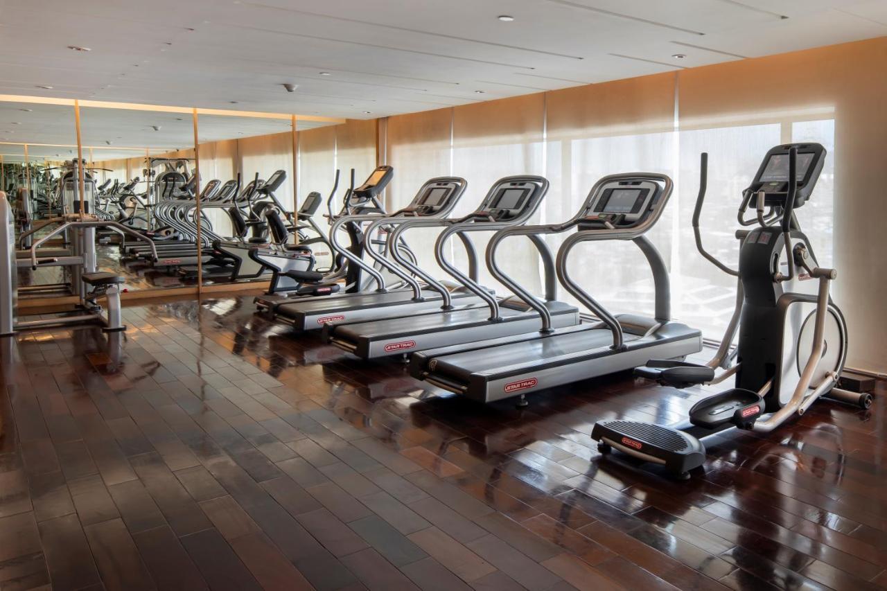 Holiday Inn Mumbai International Airport By Ihg Eksteriør billede A row of treadmills