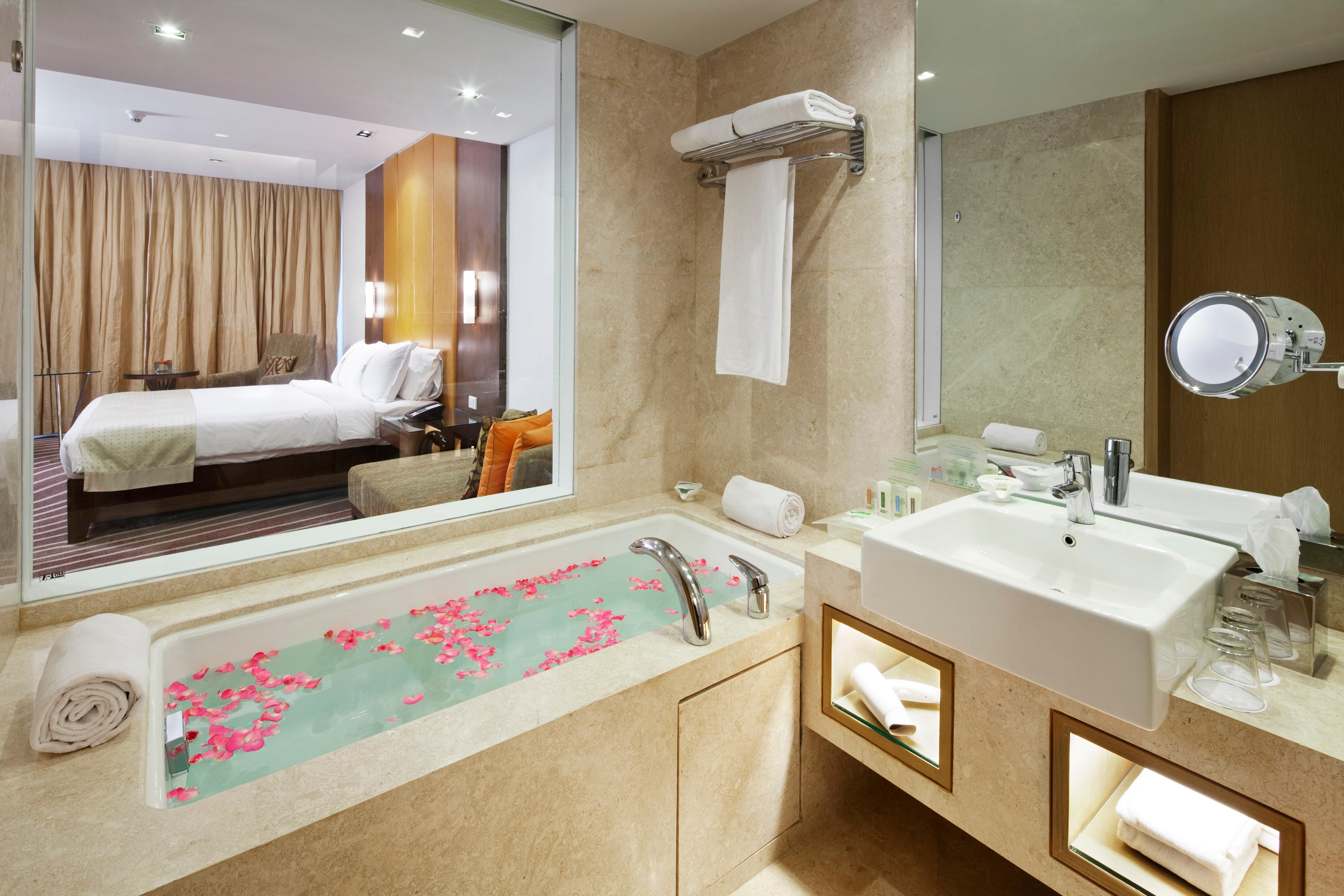 Holiday Inn Mumbai International Airport By Ihg Eksteriør billede A bathroom in a hotel