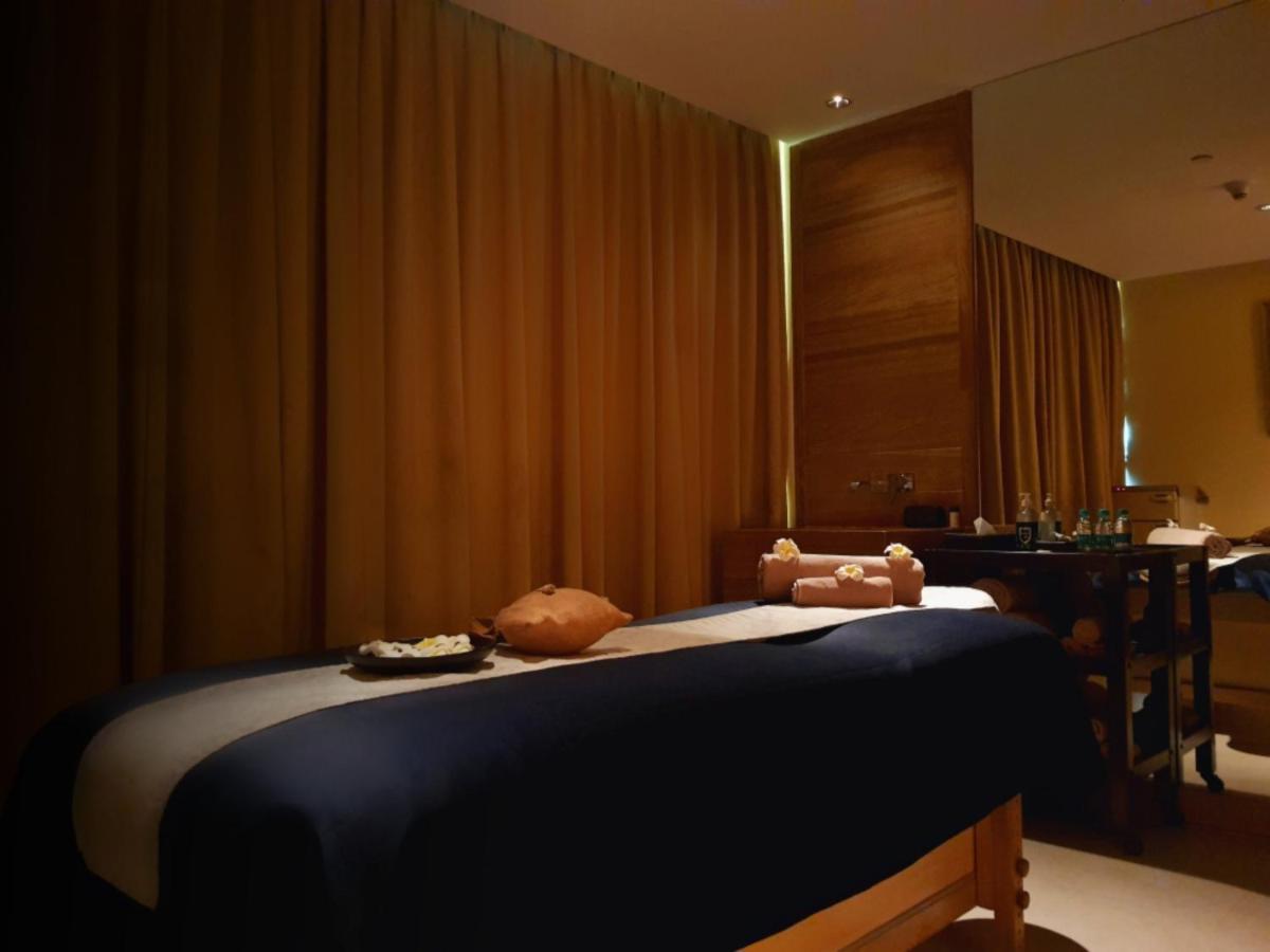 Holiday Inn Mumbai International Airport By Ihg Eksteriør billede A massage bed