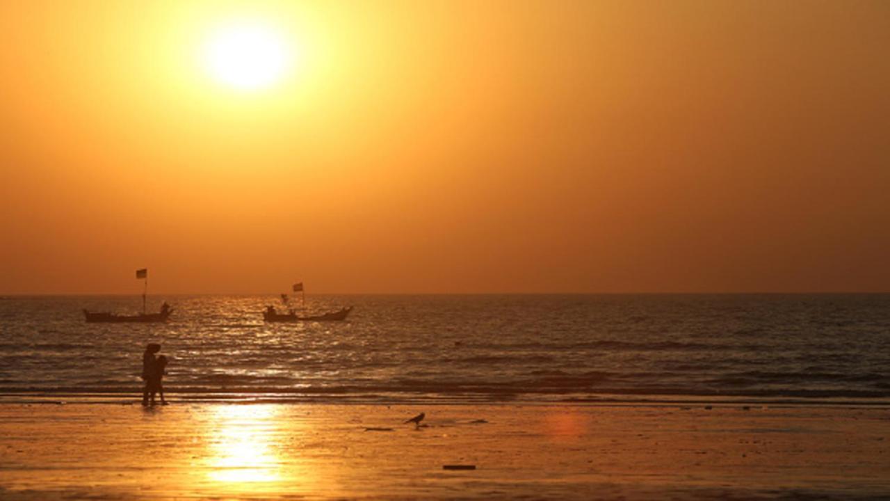 Holiday Inn Mumbai International Airport By Ihg Eksteriør billede Sunset at the beach