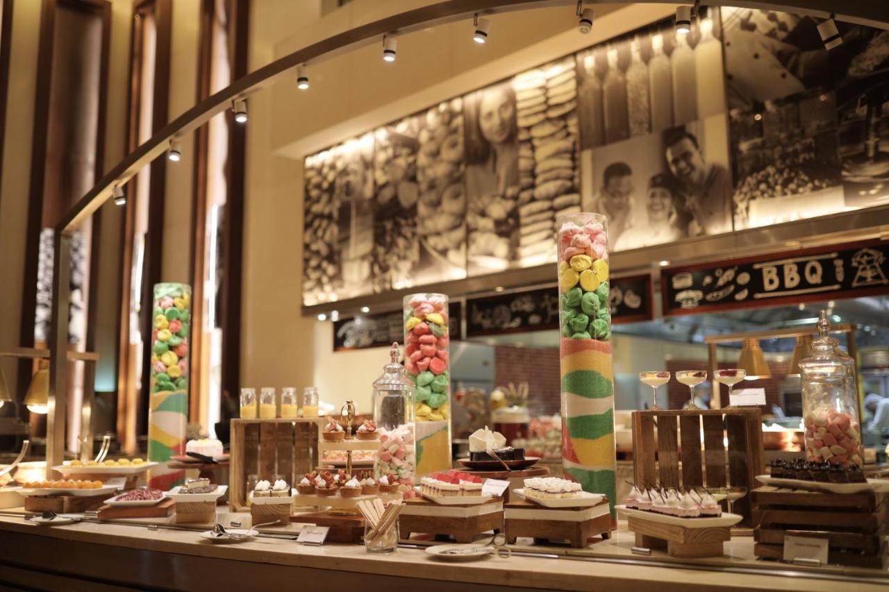 Holiday Inn Mumbai International Airport By Ihg Eksteriør billede The buffet at the lobby