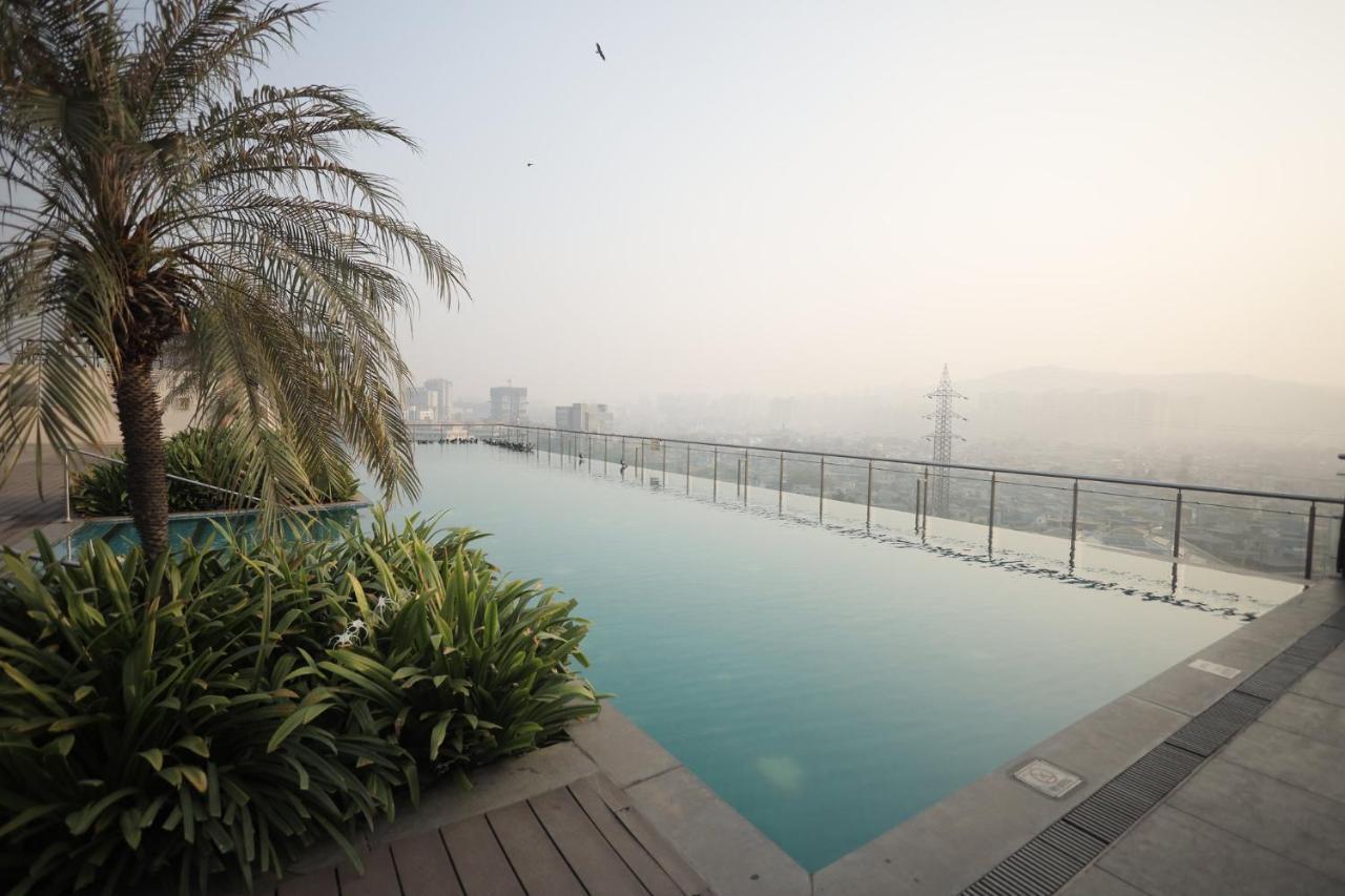 Holiday Inn Mumbai International Airport By Ihg Eksteriør billede Infinity pool at the Oberoi, Mumbai