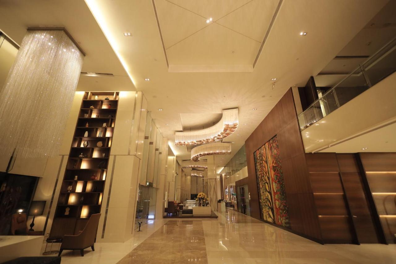 Holiday Inn Mumbai International Airport By Ihg Eksteriør billede The lobby of the hotel