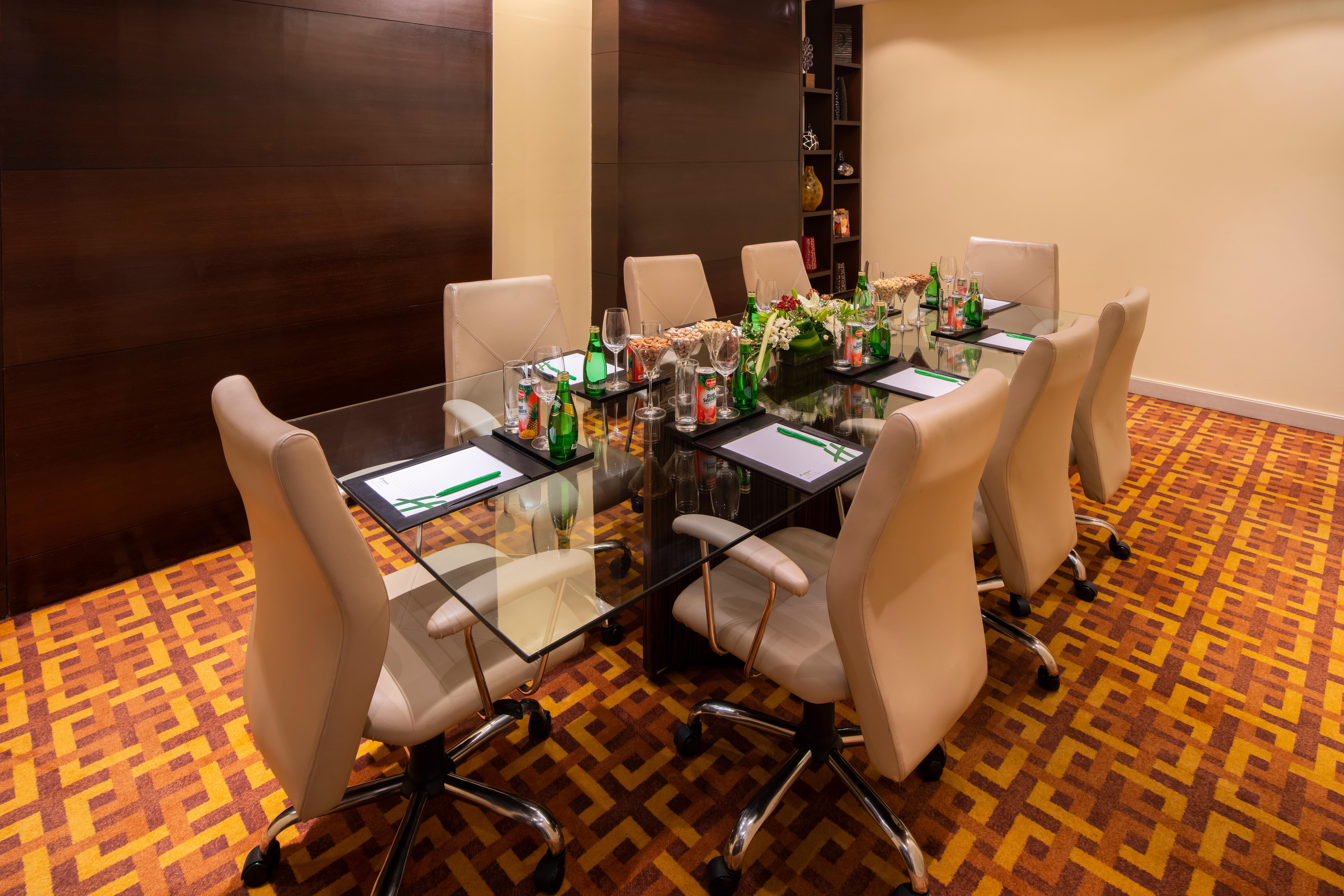Holiday Inn Mumbai International Airport By Ihg Eksteriør billede Meeting room at the hotel