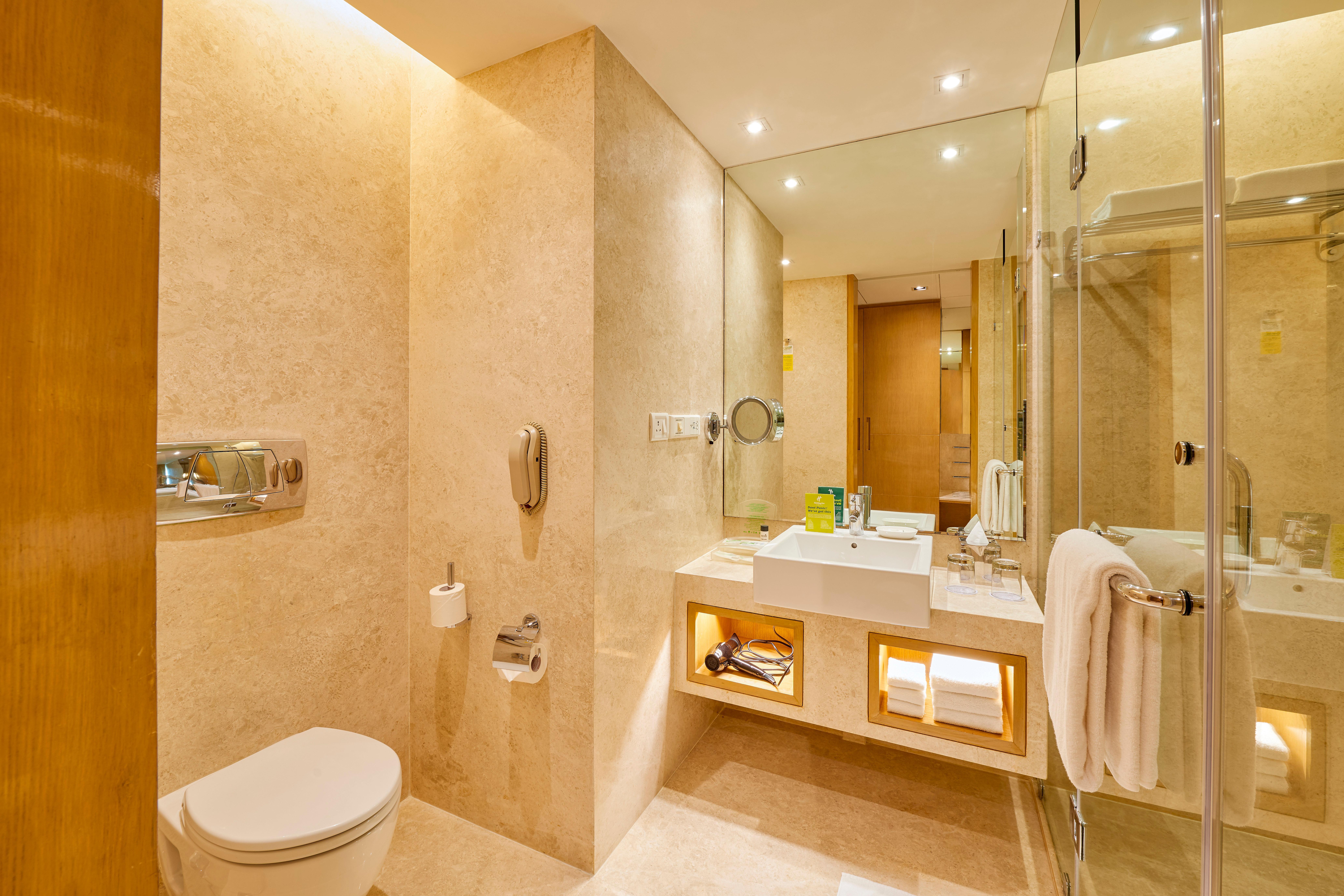 Holiday Inn Mumbai International Airport By Ihg Eksteriør billede Bathroom