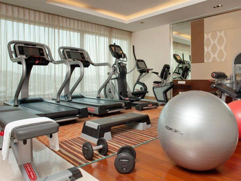 Holiday Inn Mumbai International Airport By Ihg Eksteriør billede A gym at a hotel