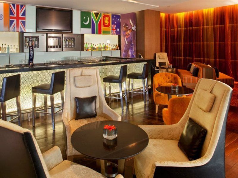 Holiday Inn Mumbai International Airport By Ihg Eksteriør billede The bar at the lounge